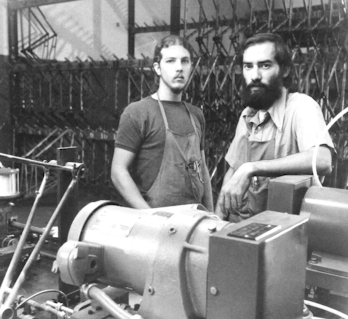 세계적인 자전거 브랜드 트렉의 공동 창업자인 딕 버크와 베빌 호그