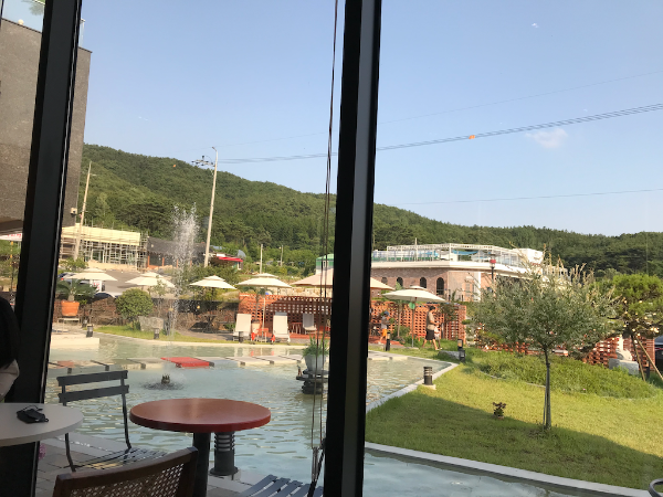 시원한 인공 분수대 정원이 아름다운 전주 근교 카페 우연하게도 전망.