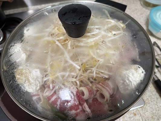 찜-요리에서-뚜껑을-닫은-이미지