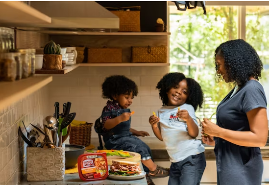 아이들의-직계존속인-엄마와-부억에서-간식을-먹고-있다