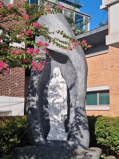 수원 매탄동성당 성모상