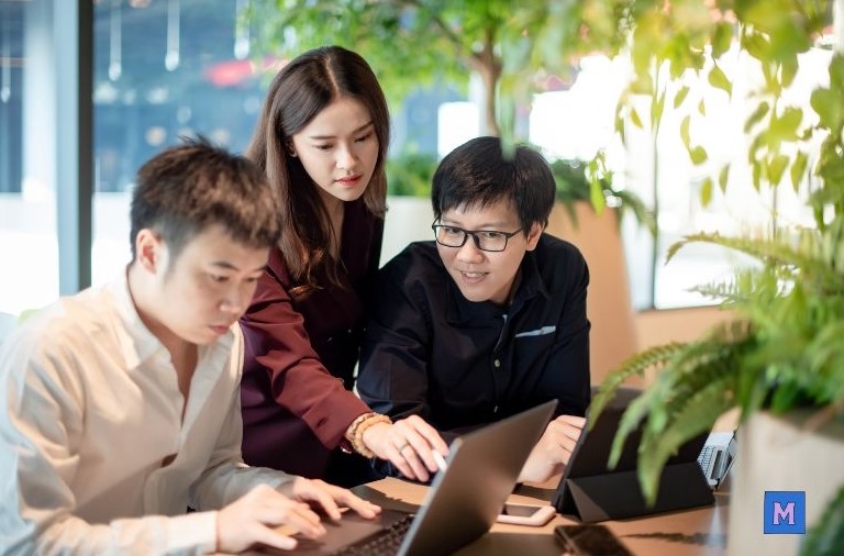 청년일자리도약장려금 유형2 혜택을 받는 청년들이 사무실에서 노트북을 보며 협업하는 모습 via canva