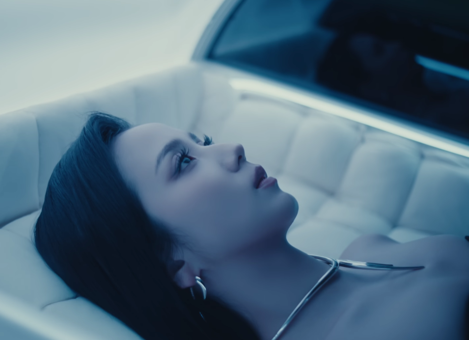 지수 (Jisoo) Eyes Closed