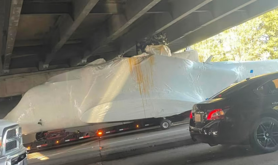 이런! 5천만 달러 짜리 헬리콥터, 적재 트럭 교량과 충돌 VIDEO: Truck driver makes $50 million mistake, hits bridge with helicopter