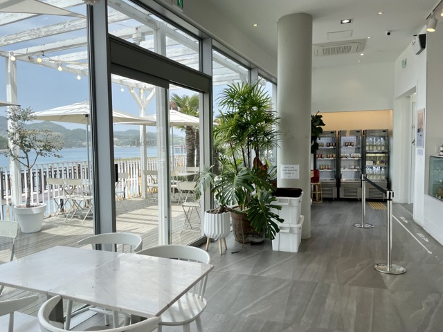 내부에서-커피를-마시다가-금방이라도-질리면-외부-테라스로-나갈수-있는-거제도-카페-온더선셋