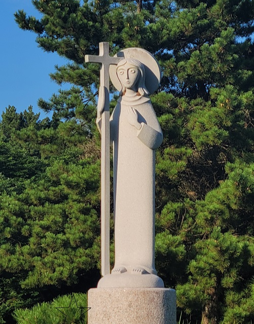 위 사진은 제주교구 금악성당 안에 있는 예수성심상입니다. 최종태 요셉 선생님의 작품입닏. 금악성당은 새미은총의 동산 옆에 있습니다.