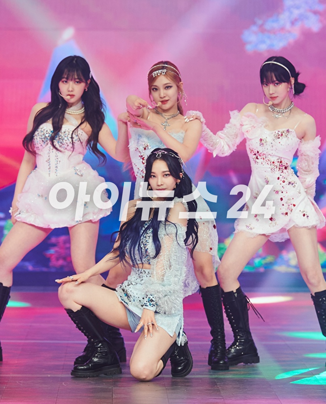 그룹 에스파(aespa)가 31일 오후 진행된 &#39;2021 MBC 가요대제전&#39;에 참석해 멋진 무대를 선보이고 있다. [사진=MBC]