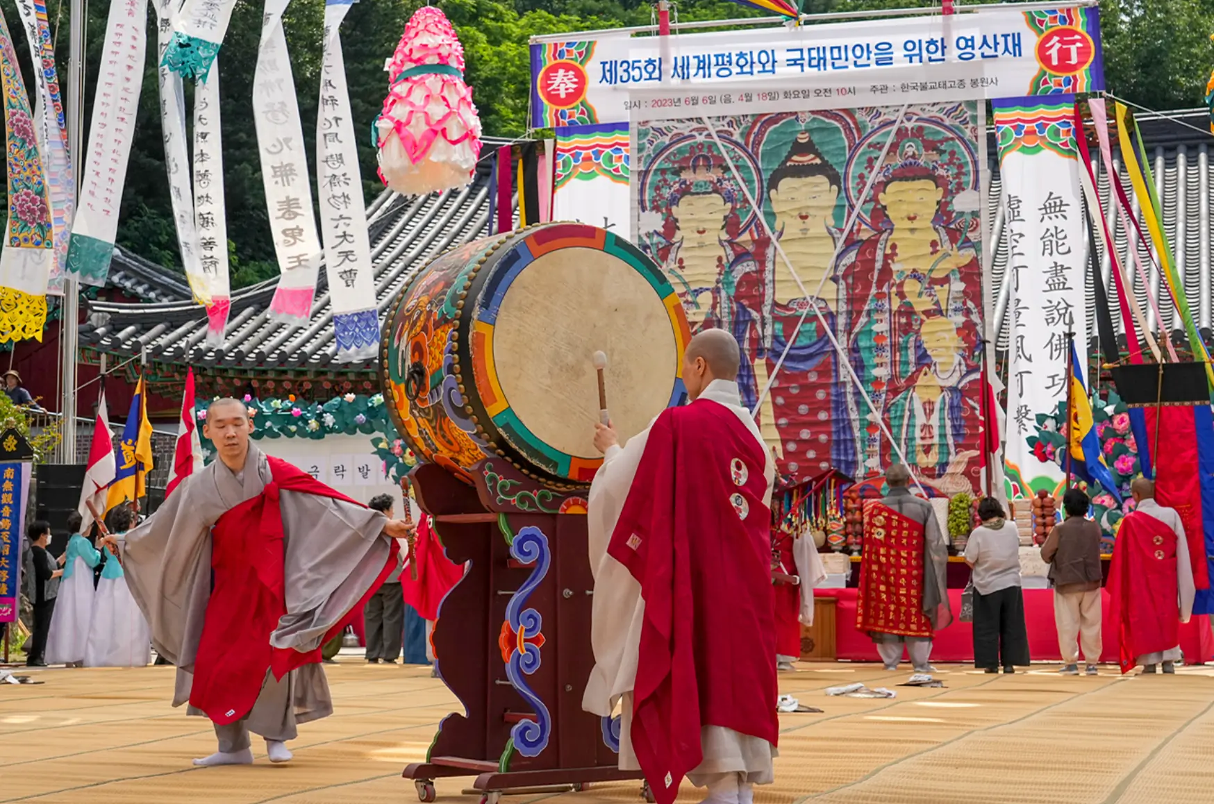 영산재 중 북을 치는 모습