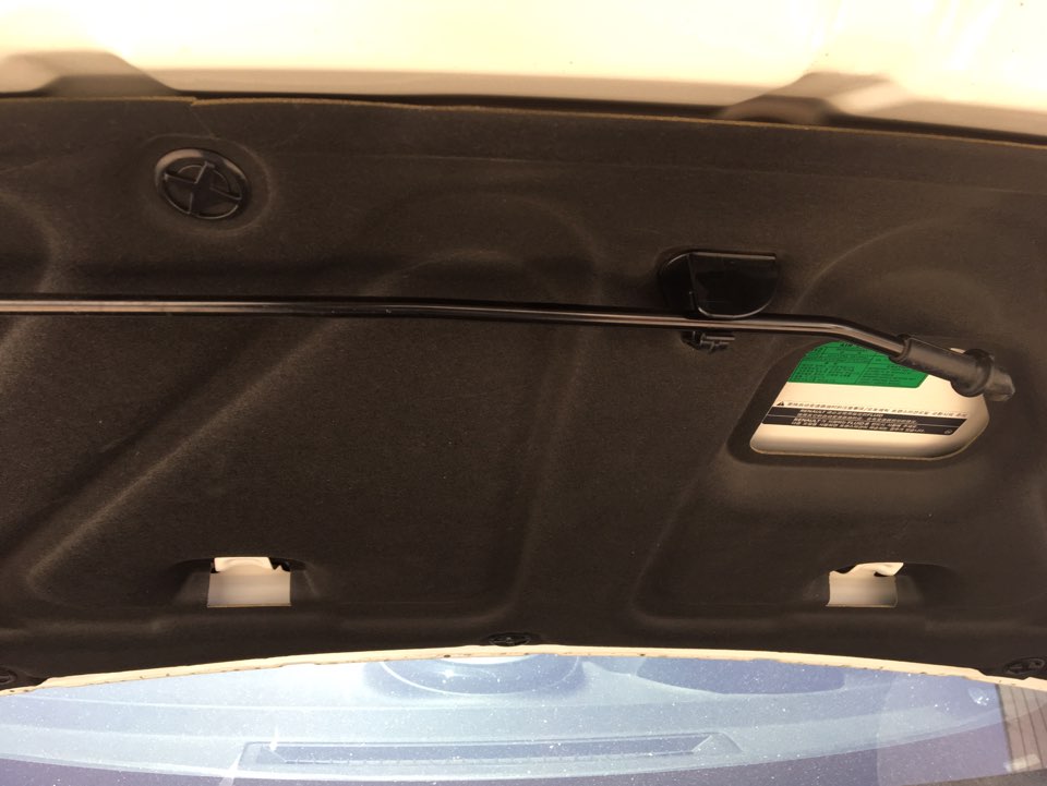 차량 본네트 안쪽, 지지대와 고정구 구조물 클로즈업