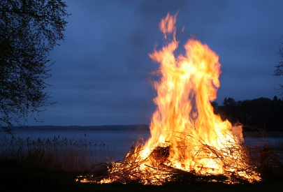 스페인의 '페스티발 데 로스 피니테라스': 북풍과 싸우는 의례적 행사에 대한 탐구