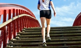 중년 근육 지키기 - 계단 오르기 사진