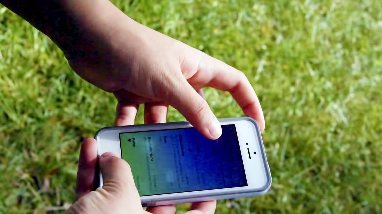 아이폰에서 애플페이 설정 화면을 확인 중인 손