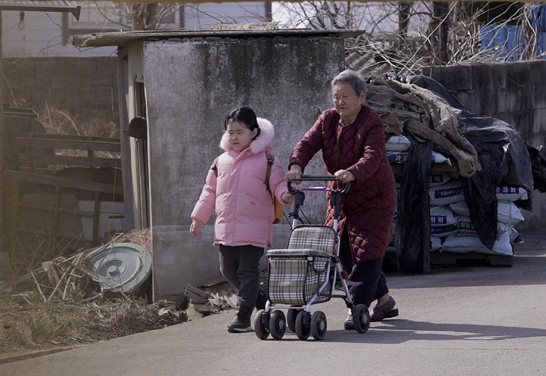 길을 걷는 할머니와 아름이