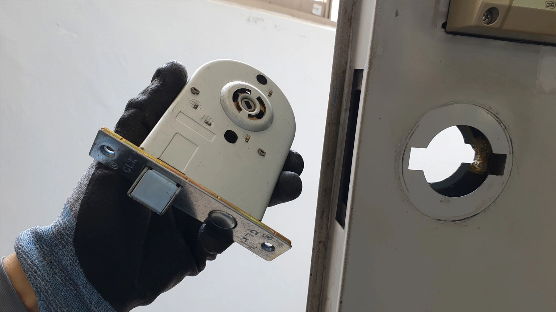 걸쇠 부품 뗀 모습