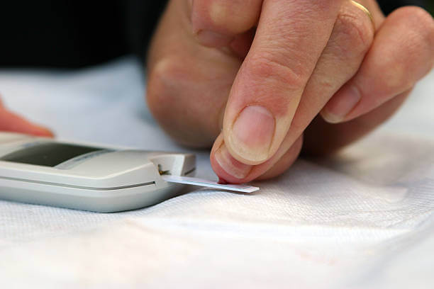 손톱 세로줄과 가로줄 원인이 당뇨와 암일까요? 손톱에 색깔이 변하거나 이상이 생기면 암을 생각할 수 있는데요~ 그 증상들과 관련이 있는지 참고하시기 바랍니다.