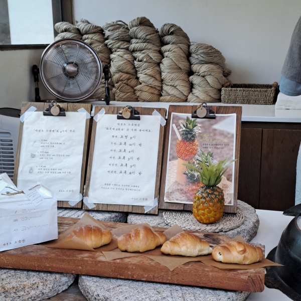 빵집 안에 빵이 놓여 있습니다.