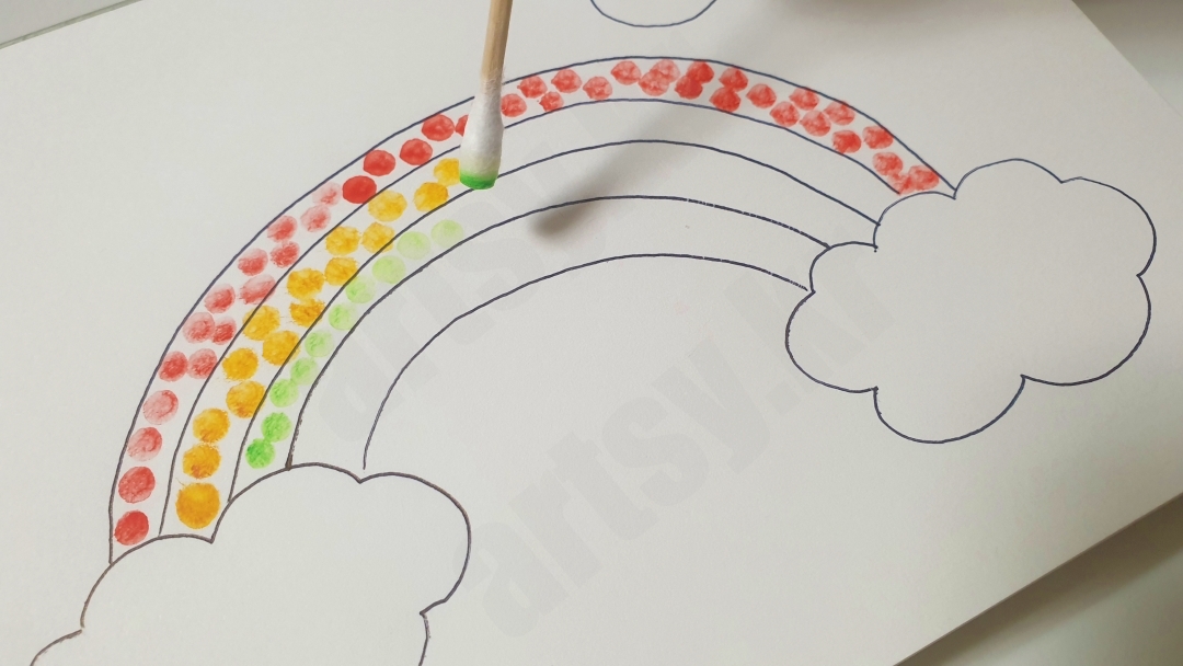 면봉으로 물감을 찍어 그림을 그리는 모습