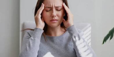 스트레스만 받으면 지끈지끈? 뒷목 당기는 두통의 과학적 이유와 4-7-8 해결법