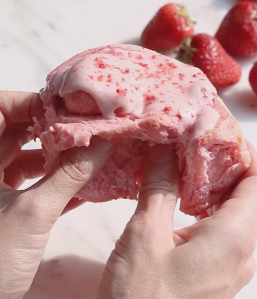 오븐에서 갓 나와 핑크빛 유약이 흐르는 딸기 빵 완성본