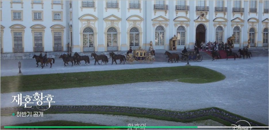 신민아 '재혼황후' 스틸컷 공개, 극명하게 갈린 반응 "코스프레 vs 브리저튼급"