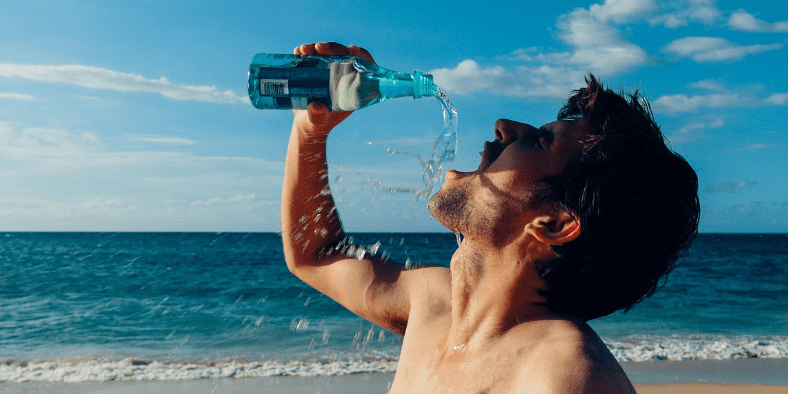 물병을 들고 물을 마시는 남자