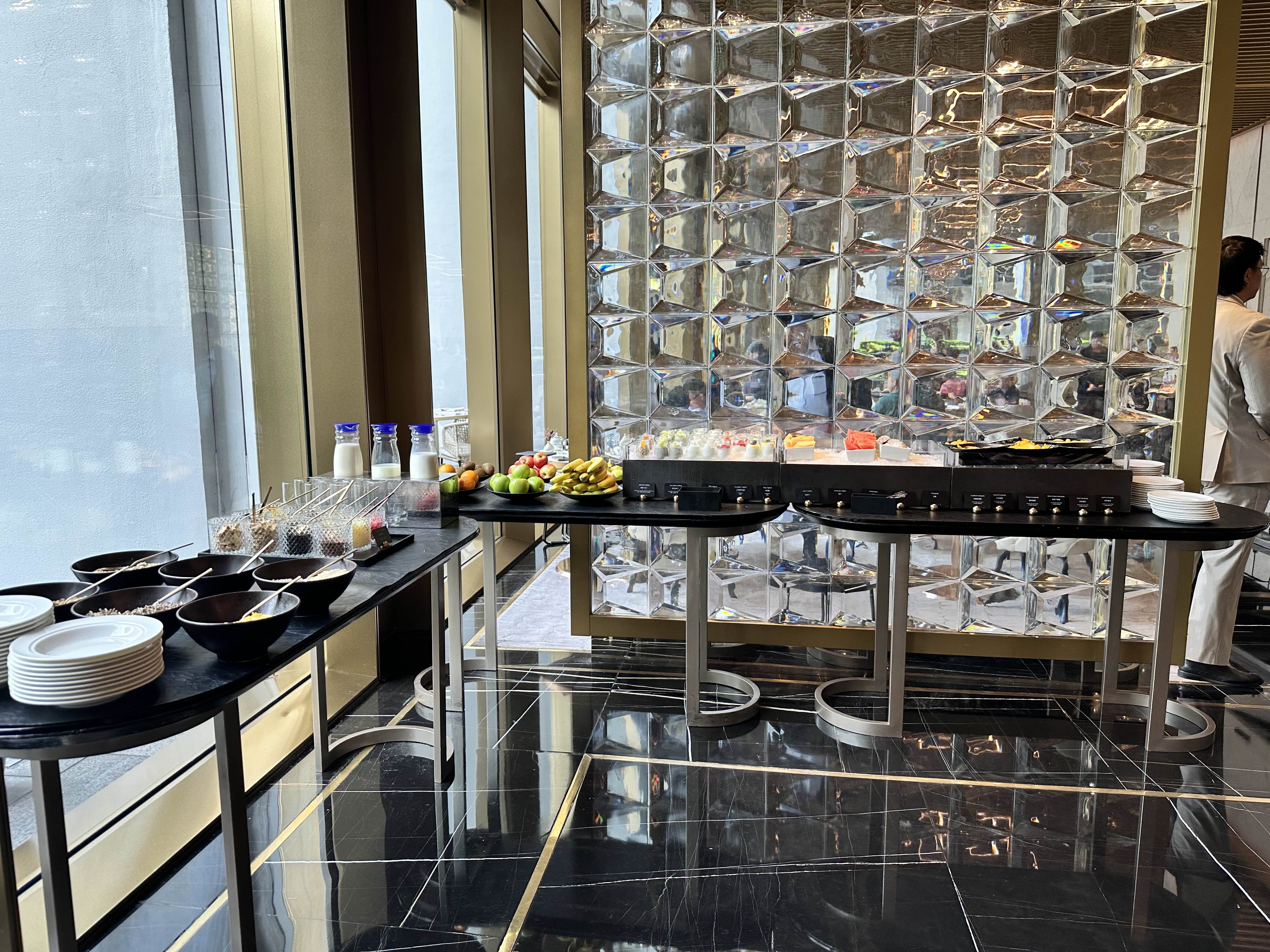 요거트와 과일이 준비된 더 머레이 홍콩 조식