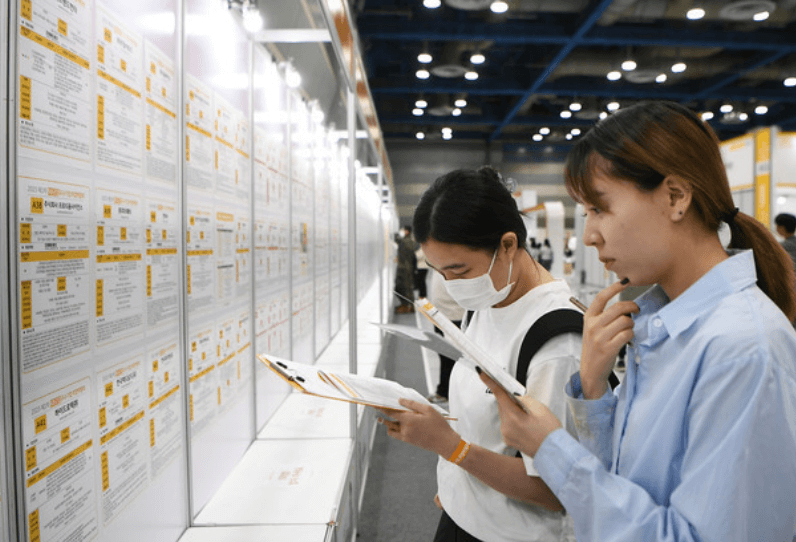 지원할만한 회사를 게시판에서 살펴보는 청년의 모습