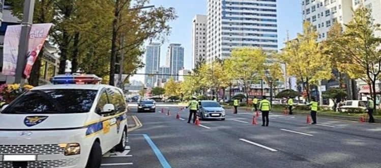 단속중인 경찰관들 이미지 사진