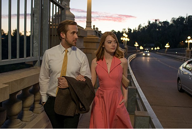 라라랜드 남 여 주연이 영화 속 에서 데이트 하고 있는 장면