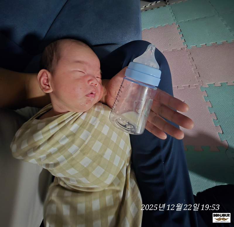 모유와 분유를 함께 준비한 수유 준비 모습