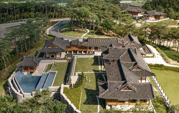 최고급 재료와 장인 정신: '궁궐 건축' 수준의 디테일