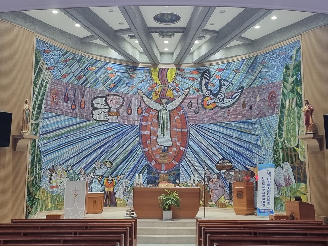 정읍 연지동성당 성전 안 제대, 제단, 감실, 십자가 사진