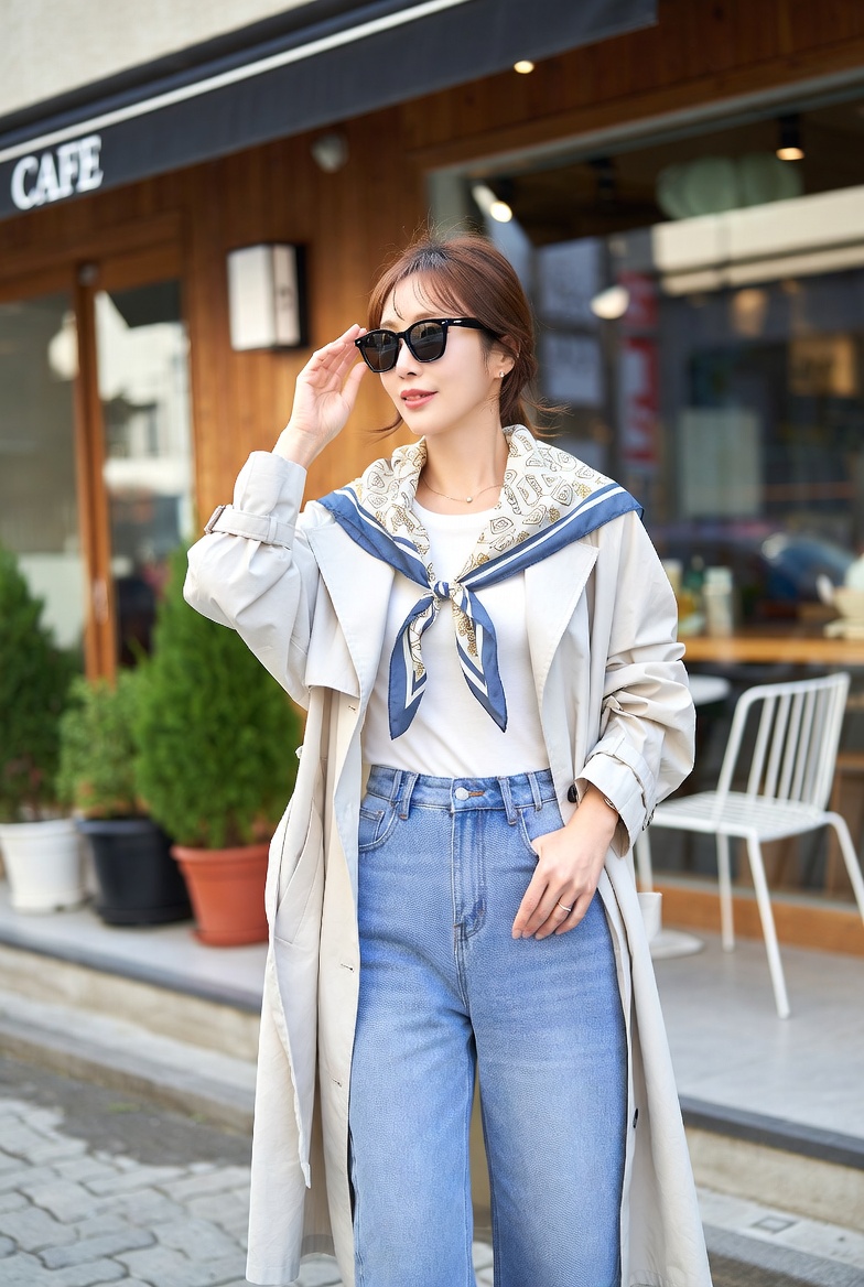 스카프 코디를 완성하고 외출 준비를 마친 전신 샷