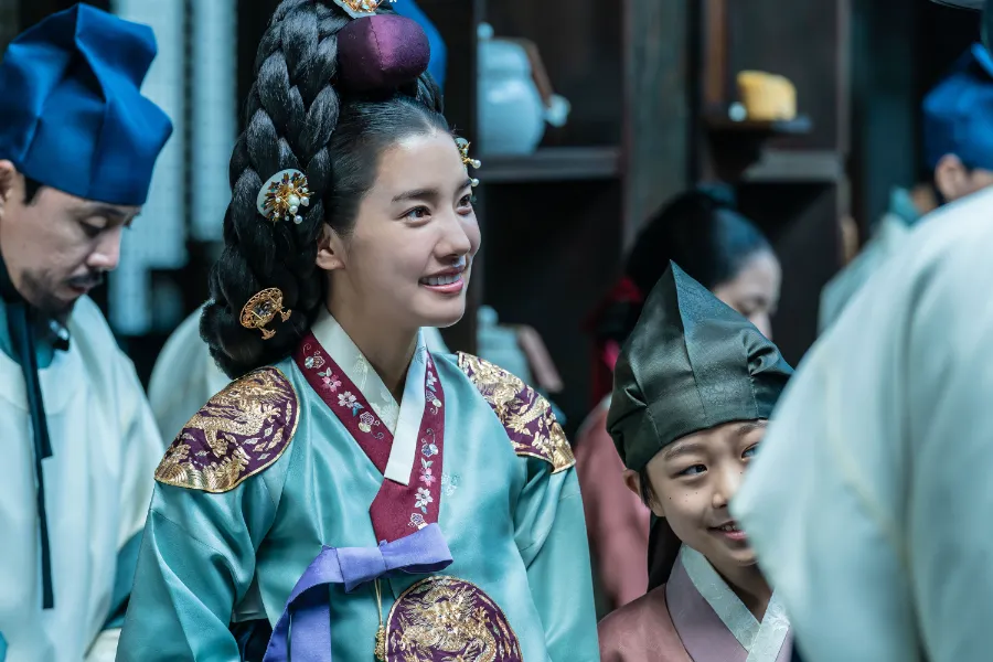 강빈 역의 조윤서