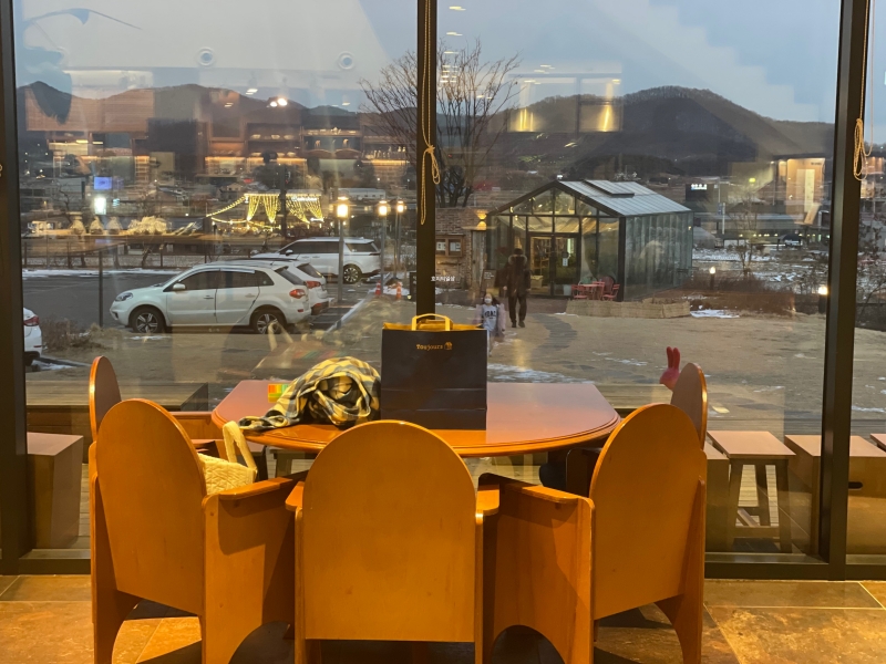 천안 카페 뚜쥬루 빵돌가마 마을 장작가마 카페 창가석