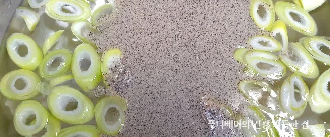 대파와-후추를-넣고-물을-끓임