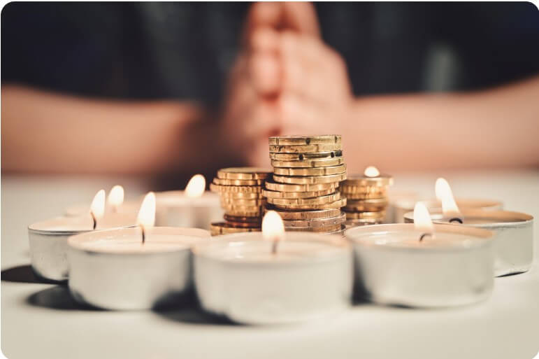 동전과 촛불에 불을 붙여 소원을 빌고 있는 모습