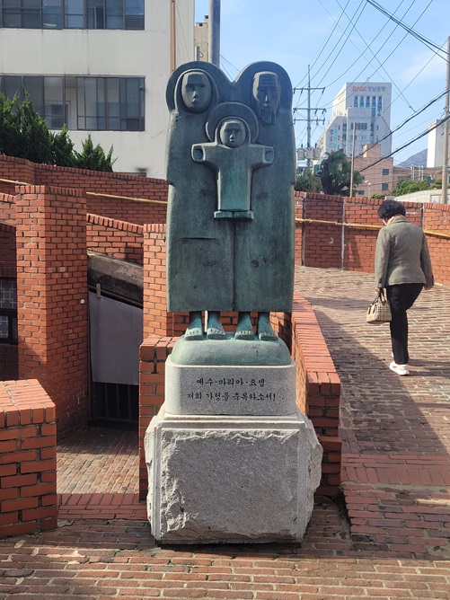 양덕동 주교좌성당 성가정상, 올라가는 계단