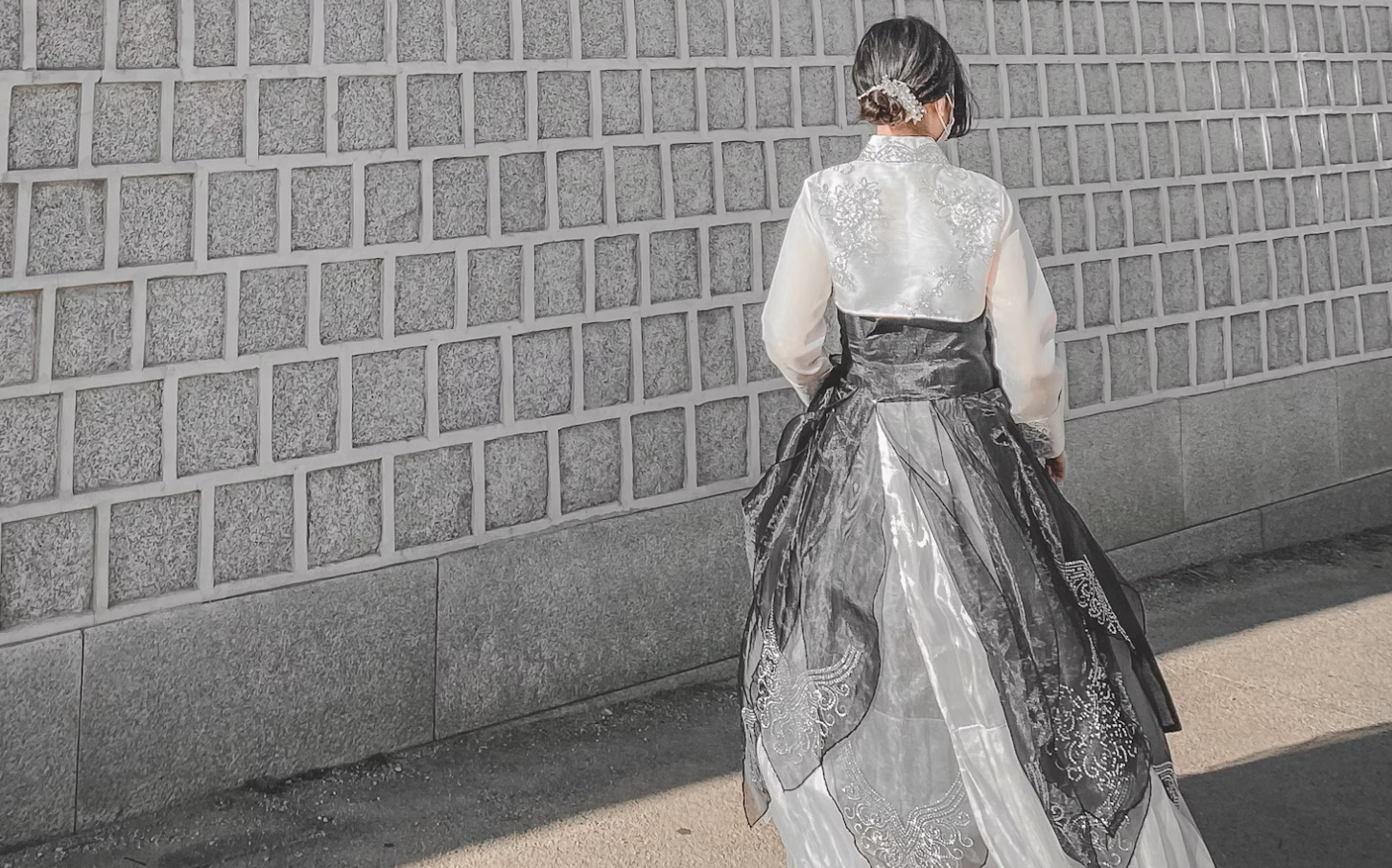 우아한 한복을 입은 여성 뒷모습