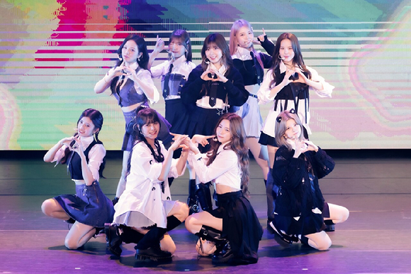 니쥬가 14일(이하 현지시간) 타이베이 인터내셔널 컨벤션 센터에서 열린 'NiziU FAN-CON with U in Taipei'에서 무대를 펼치고 있다. [사진=JYP엔터테인먼트]