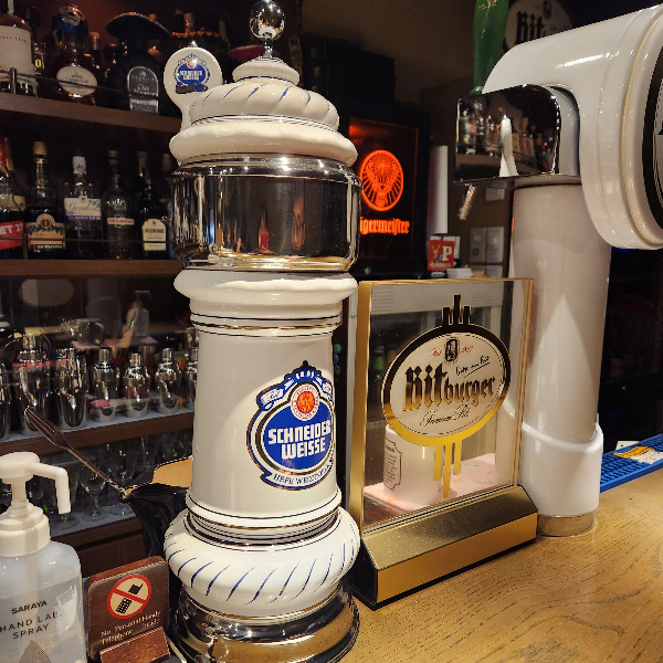 'HEFE WEIZENBIER'라고 적혀 있는 라벨이 부착된 생맥주 탭 타워
