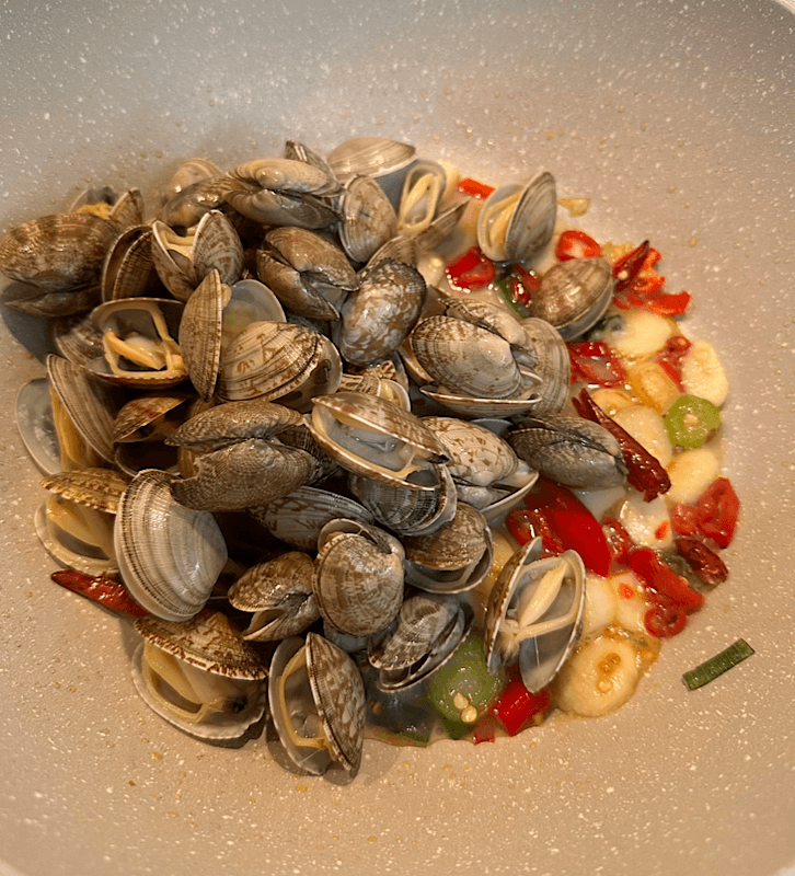 마늘과 고추 2분간 볶다 바지락 화이트 와인소스 넣고 1분간 볶기