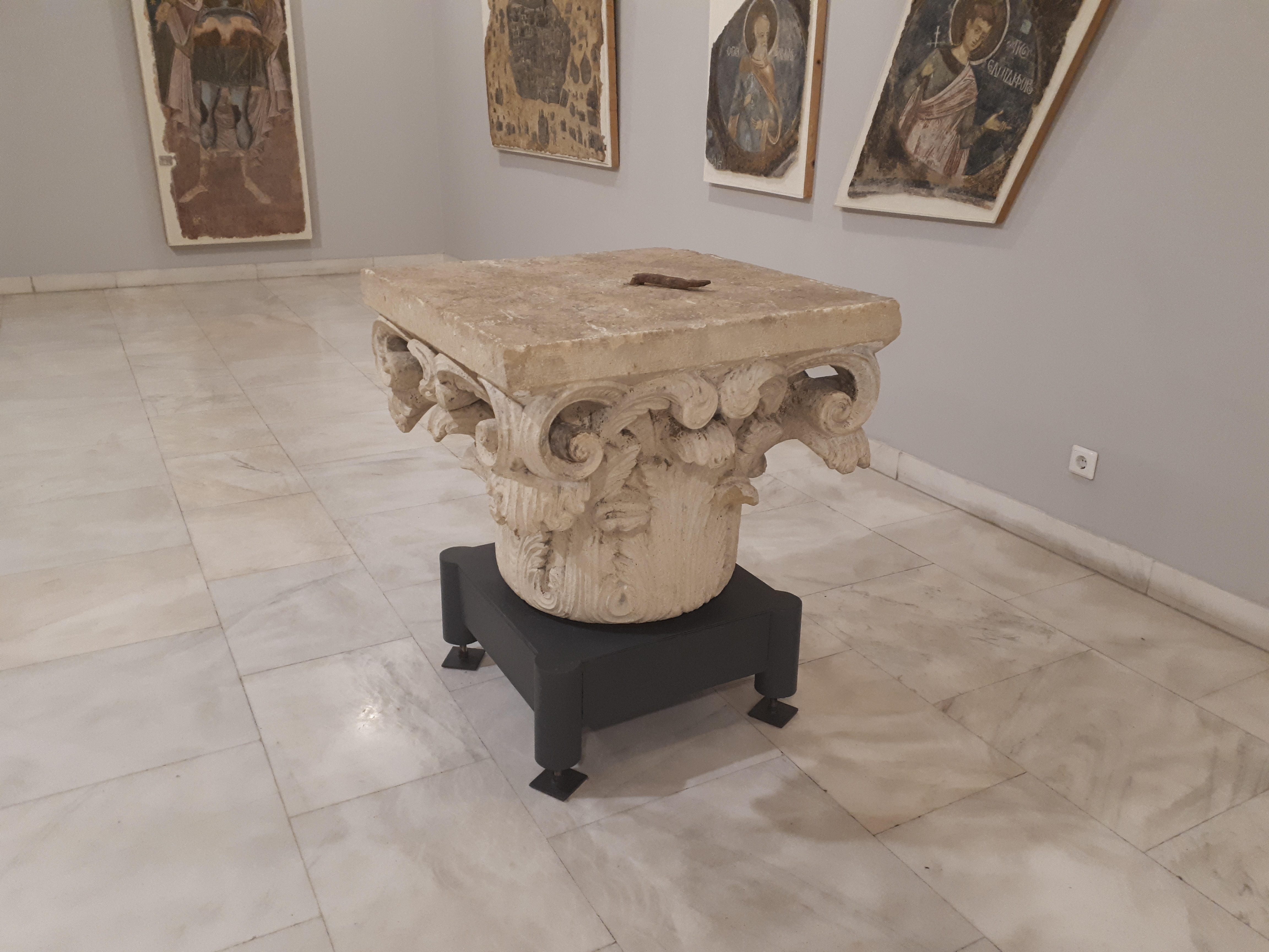 루마니아 부쿠레슈티 왕궁 미술관 코린트 양식의 주두