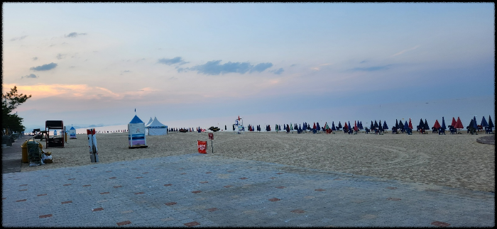 BTS-버스정류장-해변