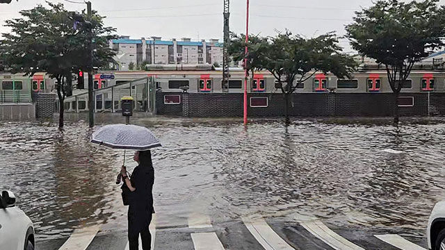 소방당국의 긴급 구조 활동