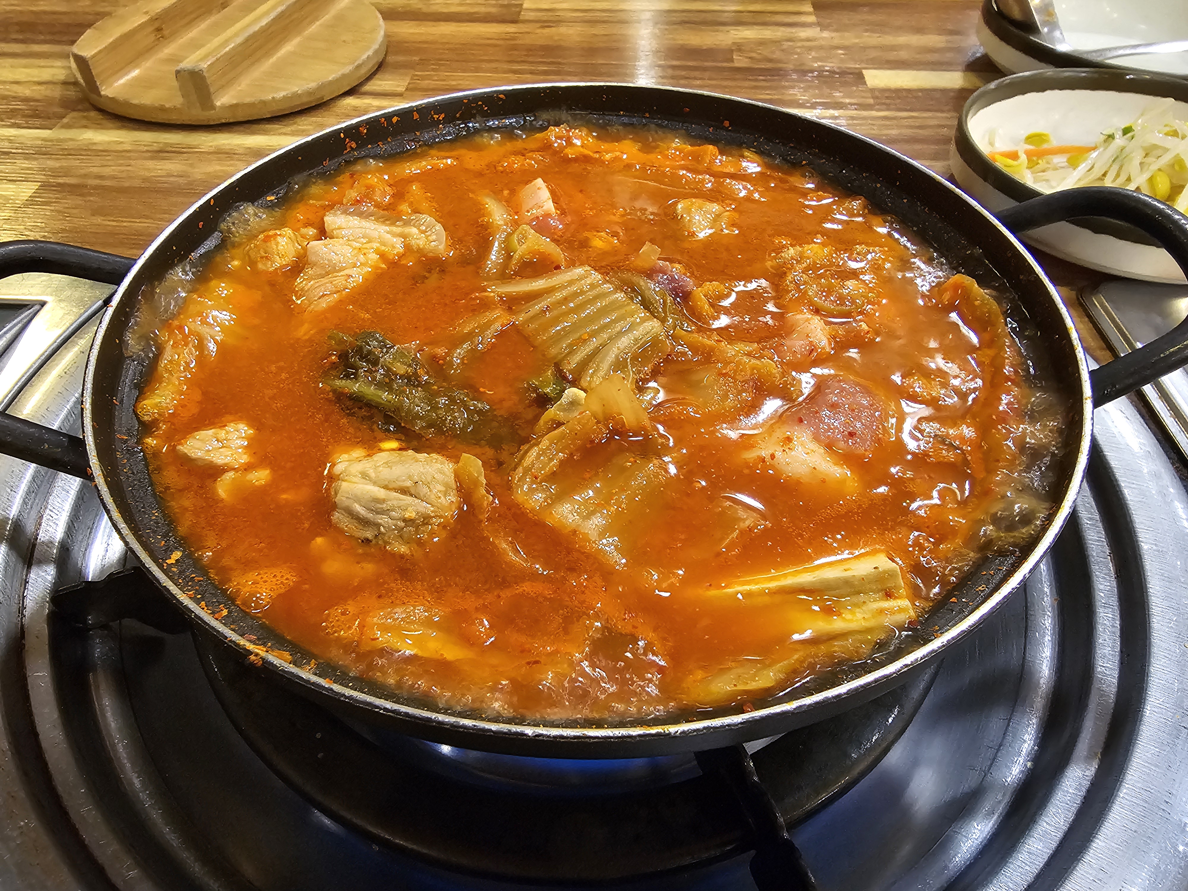 월수금 김치찌개 내돈내먹 리뷰 