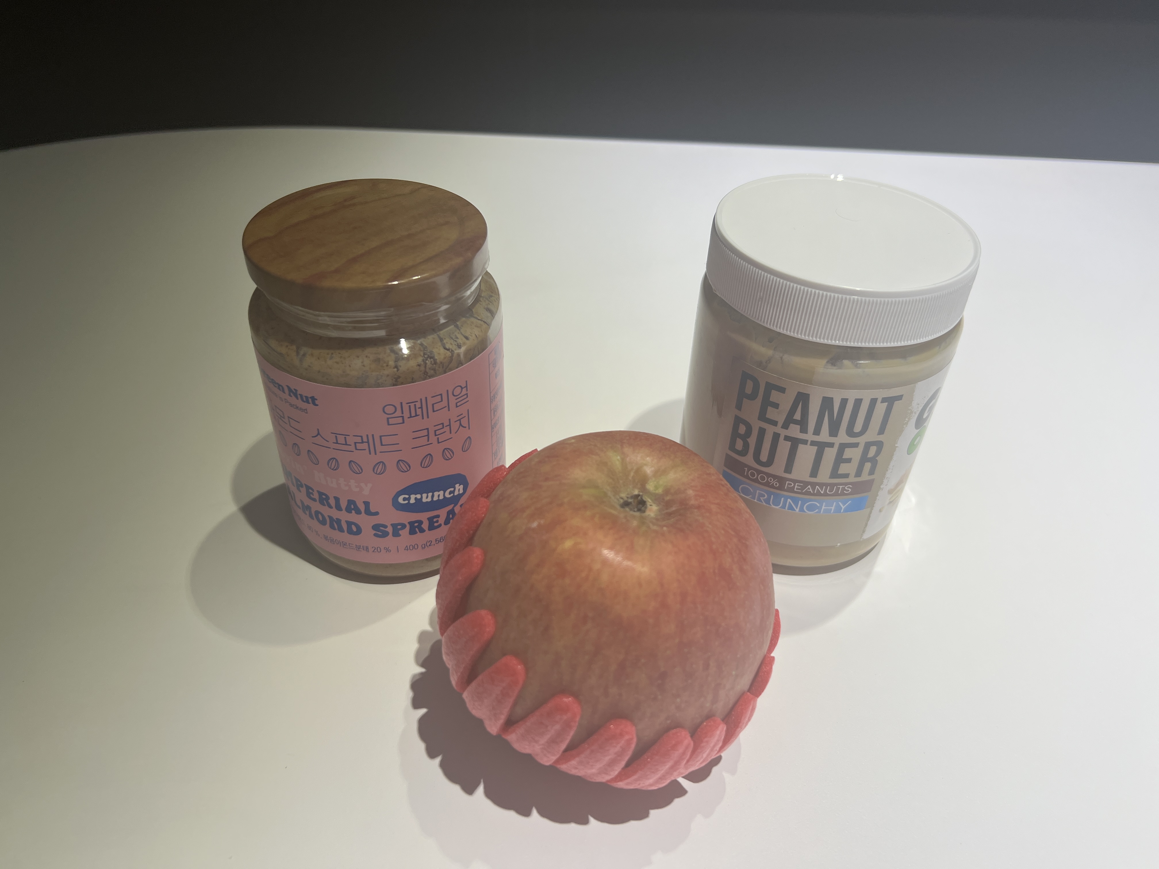사과와 좋은 아몬드버터, 땅콩버터 사진
