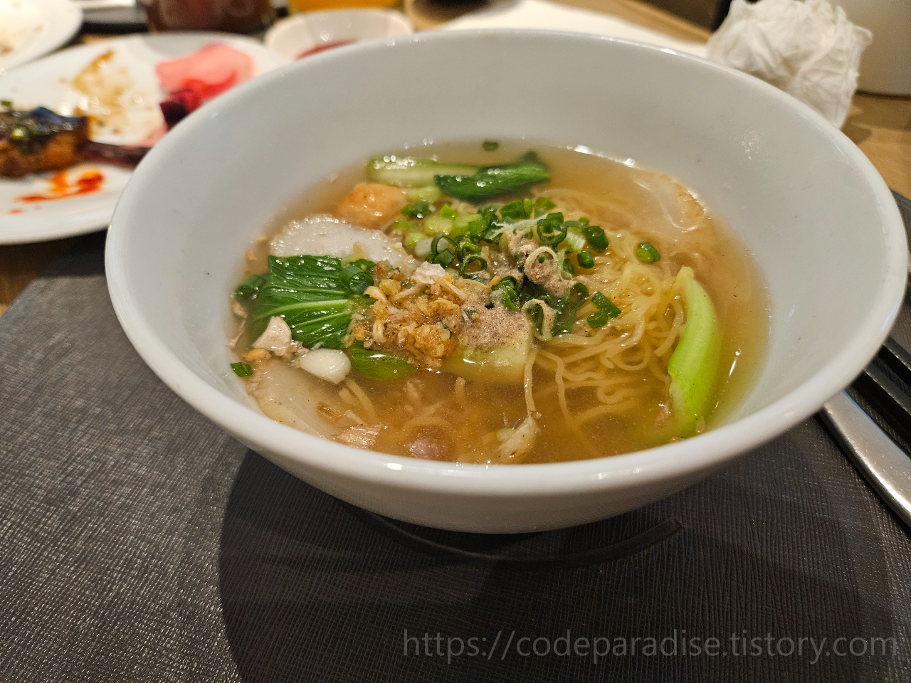 ํธํ
์ฌ์ง