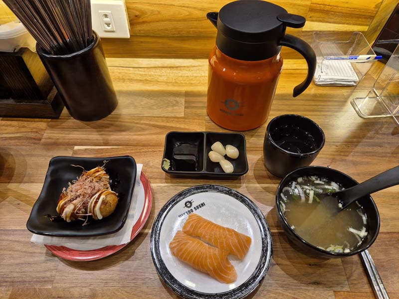 호치민맛집_회전초밥 전문점_미카도스시_2군타오디엔점_식사중