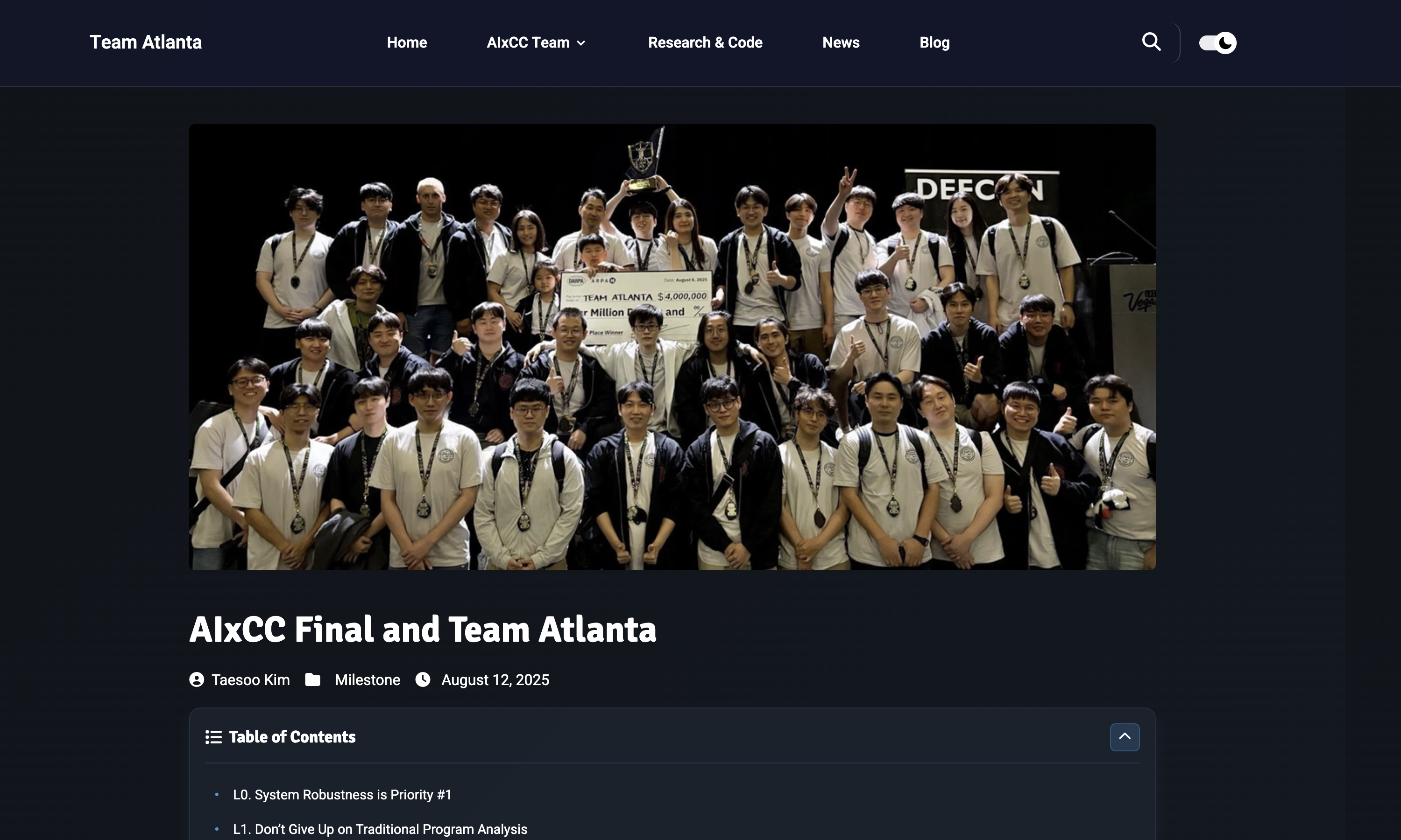 DEF CON 현장에서 우승 상금 400만 달러 수표를 든 Team Atlanta &mdash; 출처: Team Atlanta 공식 블로그
